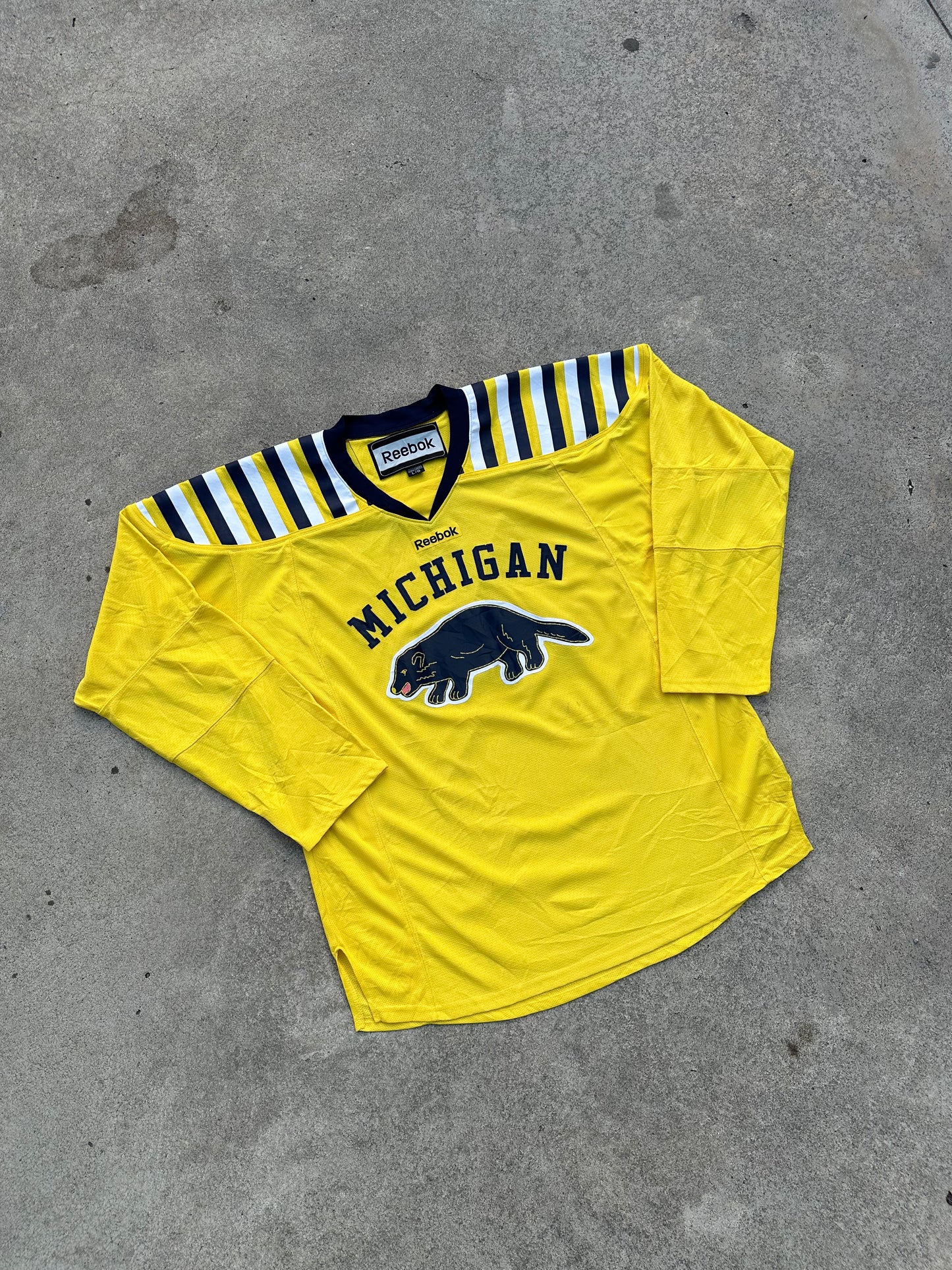 Michigan Wolverines 2010s Big CHILL Reebok hockey jersey M gold Alt NCAA