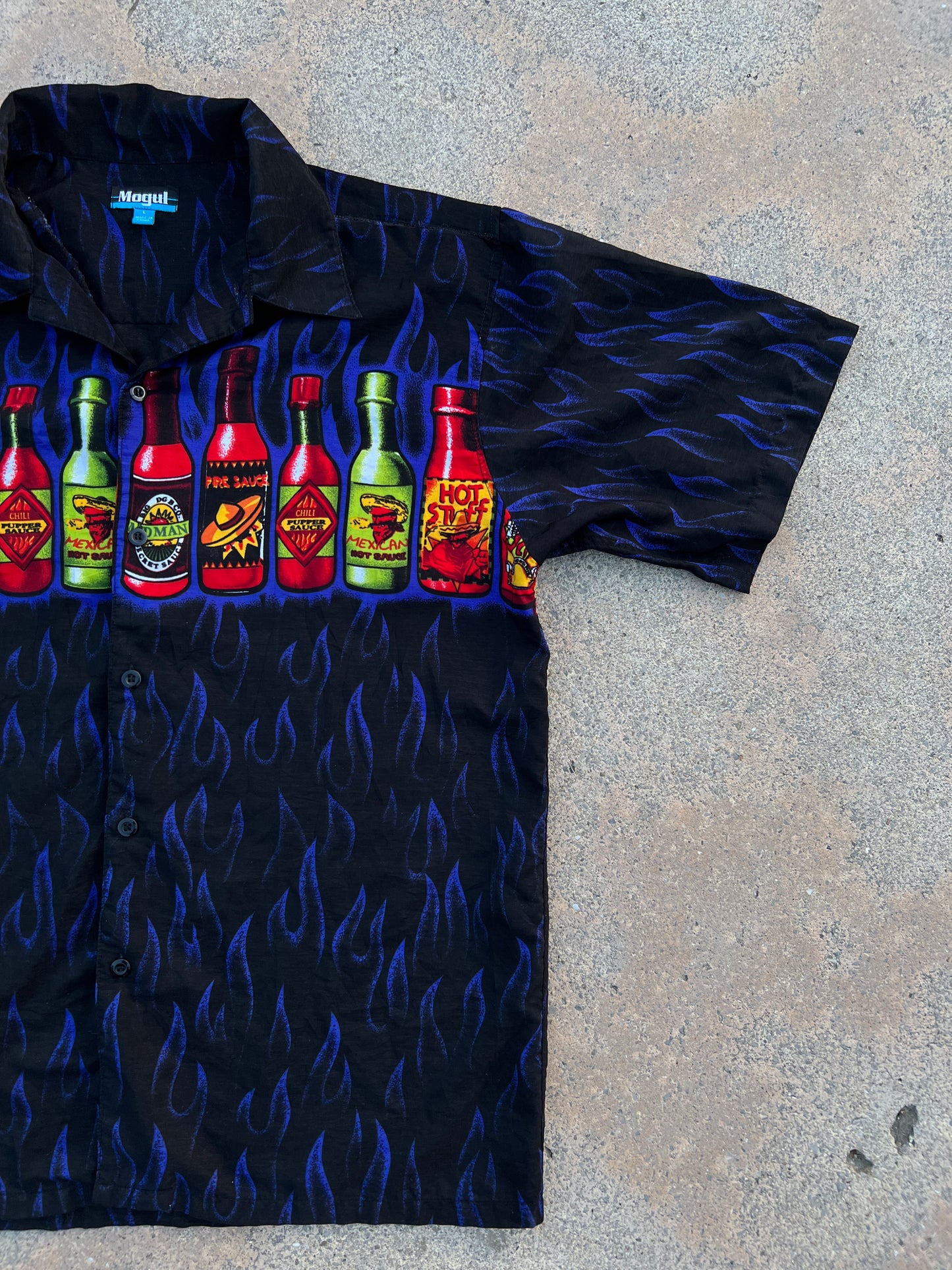 Camisa Vintage MOGUL Años 90/2000 Estampado Botellas de Salsa Picante y Llamas Azules - Talla L
