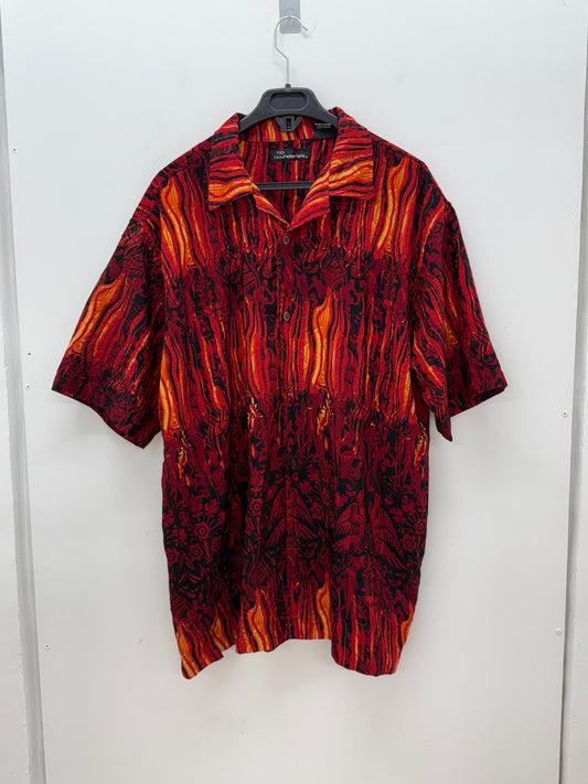 Camisa Vintage NO BOUNDARIES™ Años 2000 Estampado Llamas y Tribal Rojo/Negro - Talla L 🔥